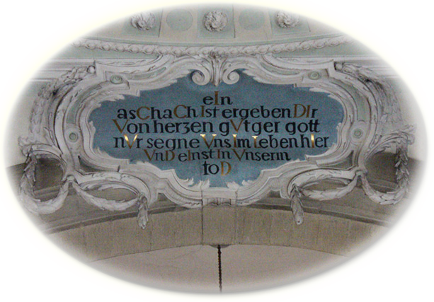 deckenspruch (Medaille an der Decke zwischen Kirchenschiff und Altarraum)